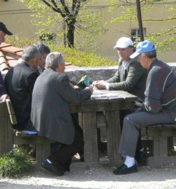Si gioca a carte sulle Mura 