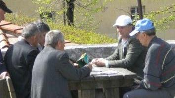 Si gioca a carte sulle Mura