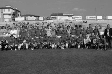Foto di gruppo di una gara di solidariet&agrave; 