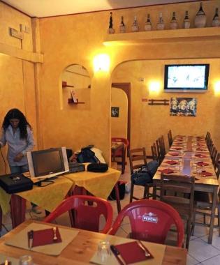 La sala della pizzeria del locale di Masotti 
