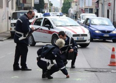 Scontro auto-moto all'incrocio Giovane in prognosi riservata