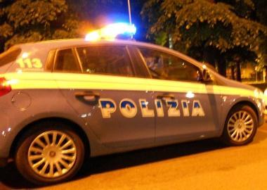 Tenta di sfondare il portone del pronto moda: sinti arrestato