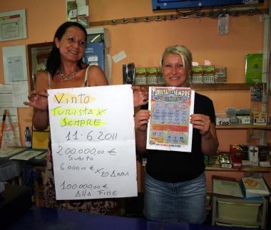 I cartelli con cui si annuncia la vincita alla tabaccheria 
