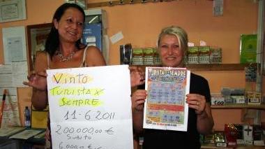 I cartelli con cui si annuncia la vincita alla tabaccheria