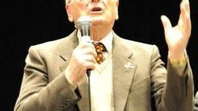 Mauro Betti e a destra giovani visitano il lager di Auschwitz