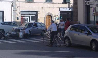 La moto a terra dopo limpatto con la Mercedes 