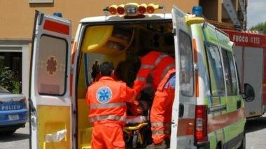 <b>UN’AMBULANZA.</b> Il sindaco Cavezzini protesta