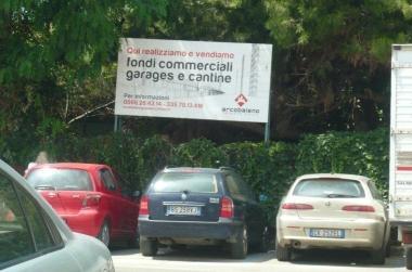 <b>EX FLORIDA</b> Il cartellone comparso ieri che reclamizza la vendita di fondi commerciali, garage e cantine  