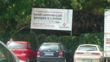 <b>EX FLORIDA</b> Il cartellone comparso ieri che reclamizza la vendita di fondi commerciali, garage e cantine