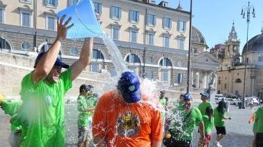 Ragazzi si divertono con i gavettoni (foto di archivio)