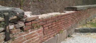 Mura, crolla una parte del parapetto