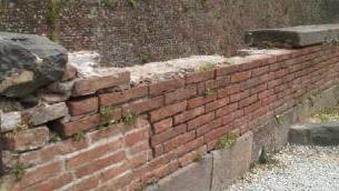 Mura, crolla una parte del parapetto