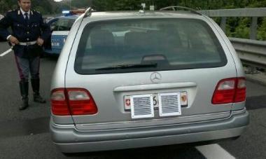 La Mercedes con targa coperta intercettata dalla Polstrada  