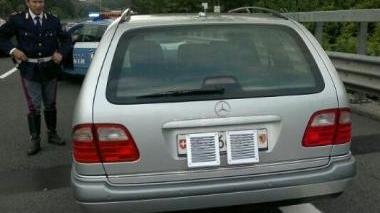 La Mercedes con targa coperta intercettata dalla Polstrada