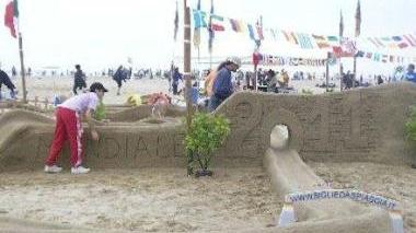 La gara con le biglie in spiaggia
