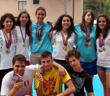 Foto di gruppo per i nove atleti medagliati dellAsd Pescia Nuoto 