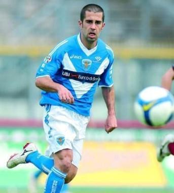 Sopra e a sinistra Riccardo Taddei in azione quando giocava nel Brescia     