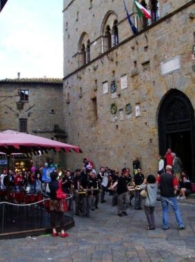 La tribù del "quorum" che batte a Volterra