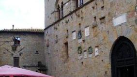 La tribù del "quorum" che batte a Volterra