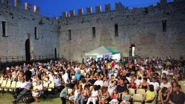 La platea del cinema dentro il Castello dell’ Imperatore