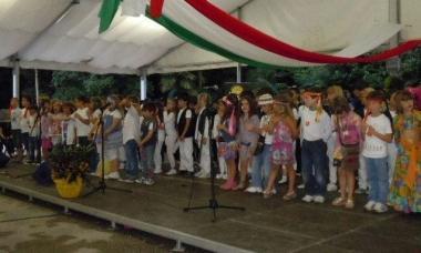 Un momento dello spettacolo dei bambini delle elementari 