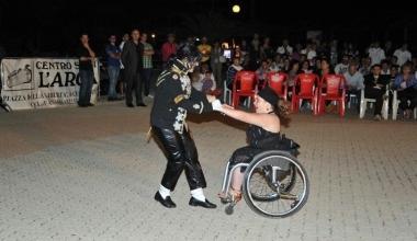 A sinistra Linda Galeotti e Linda Granchi aprono la serata degli Oscar. Sopra Costantino, presidente del consiglio comunale e del Panathlon Cecina, premia due rappresentanti degli esordienti fair play del Rosignano. A destra lartista Flavio Folle nel numero del mangiafuoco  