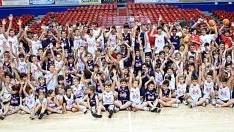 Foto di gruppo sul parquet del Palaterme per i ragazzi delle formazioni giovanili dell’As Rosssoblù