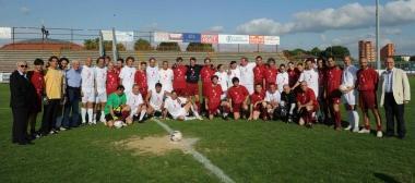 Uno scorcio delle tribuine dello stadio Mannucci che ha ospitato la gara benefica e, nella foto grande a destra il gruppo con i big del calcio che hanno aderito, atleti locali e le ragazze della Torres 