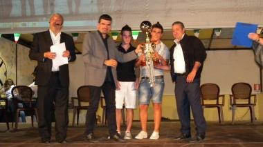 Alcune premiazioni alla festa della Perla a Montecalvoli e il pubblico presente. Sotto al titolo Romano Fogli sul palco