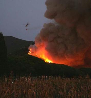 Un incendio sui Monti Pisani 