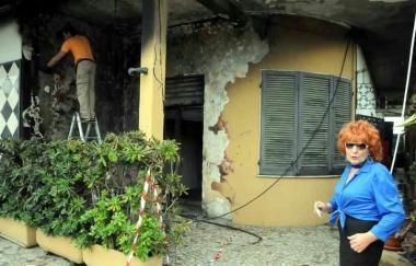 Il bar danneggiato dallincendio 