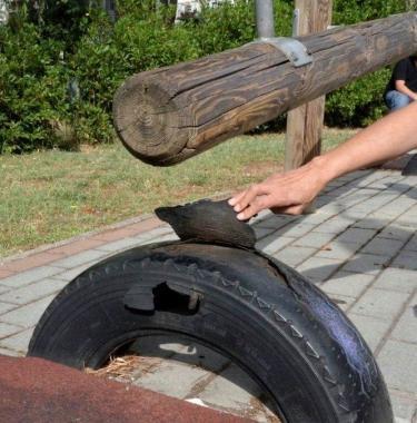 <strong>GIOCHI ROTTI.</strong> Il pneumatico usurato del dondolo a bilico