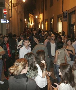 Si accende la movida Musica e artisti circensi rianimano il centro
