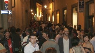 Si accende la movida Musica e artisti circensi rianimano il centro