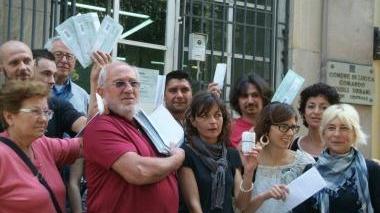 Il comitato dei multati davanti al comando dei vigili e durante la riunione in circoscrizione (Vip)