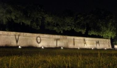 Lappello al voto proiettato sulle Mura 