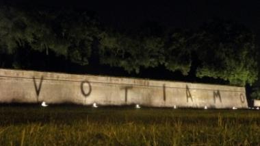 L’appello al voto proiettato sulle Mura