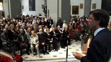 Il sindaco Zubbani porta gli auguri del Comune alle famiglie che hanno riempito la Sacra Famiglia