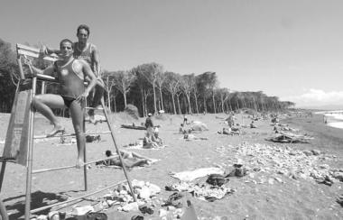 Bagnini sorvegliano la spiaggia da una torretta 