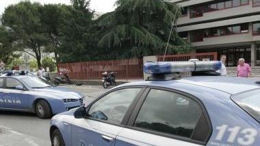Le volanti della polizia davanti all’Istituto tecnico Buzzi dopo il malore della quindicenne