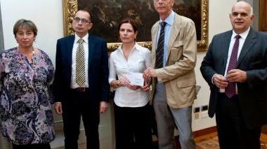 La consegna dell’assegno del Circolo dipendenti di CariPrato