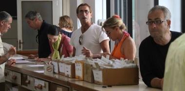 Folla allufficio elettorale per ricevere la tessera per votare 