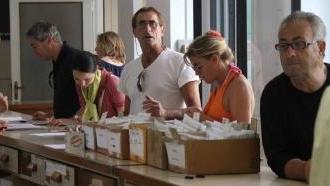 Folla all’ufficio elettorale per ricevere la tessera per votare