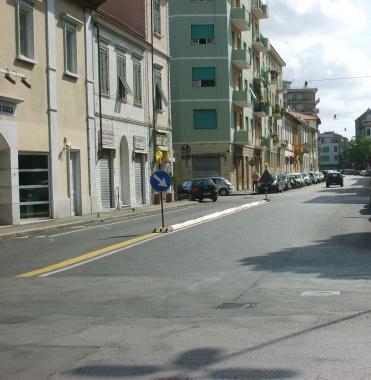 «Cordolo pericoloso deve essere tolto» Appello dei residenti