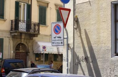 Il cartello in via Fiorenza per la sosta riservata ai residenti      