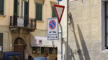 Il cartello in via Fiorenza per la sosta riservata ai residenti