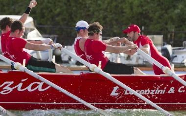 <strong>I VINCITORI.</strong> In alto a sinistra: In azione l’equipaggio vittorioso dei rossobianchi del Venezia