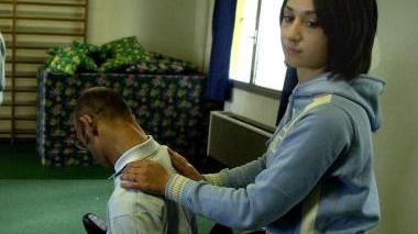Una ragazza con un disabile