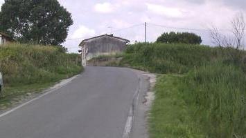 La strada all’imbocco del ponte sul rio San Bartolomeo
