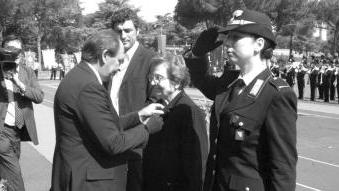 <strong>CELEBRAZIONE.</strong> Consegna della medaglia alla sorella di Siciliano nel 2005